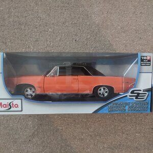 Maisto Special Edition 1965 Pontiac GTO Diecast Hurst Orange w/ Black Top Car